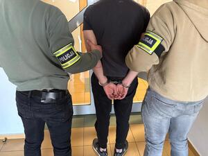 policjanci z zatrzymanym