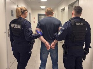 policjanci z zatrzymanym