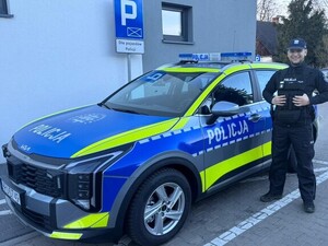 policjant przy radiowozie