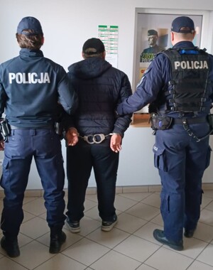 policjanci z zatrzymanym