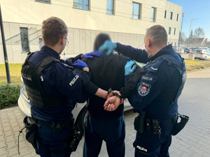 policjanci z zatrzymanym