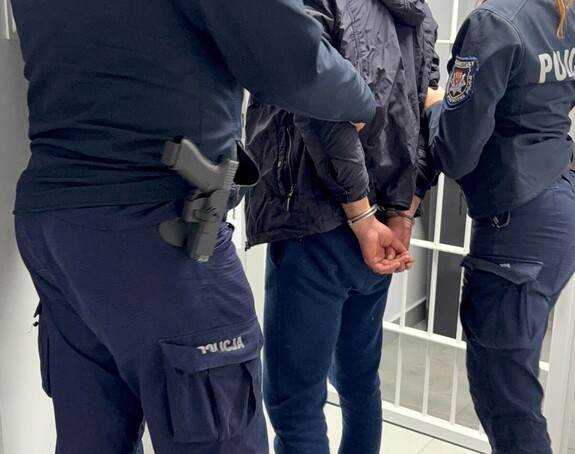 policjanci z zatrzymanym