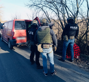 policjanci z zatrzymanym