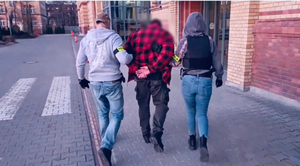 policjanci z zatrzymanym