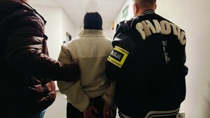 policjanci z zatrzymaną