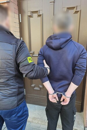 policjant z zatrzymanym