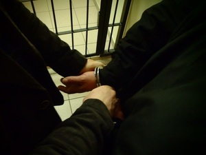 mężczyzna zakuwany w kajdanki