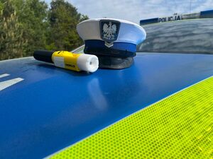 czapka policyjna i alkomat na dachu radiowozu