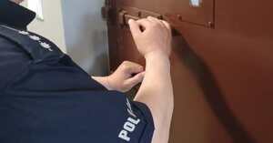 policjant zamyka drzwi pdoz