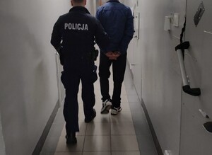 policjant z zatrzymanym