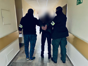 policjanci z zatrzymanym