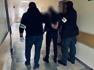 policjanci z zatrzymanym