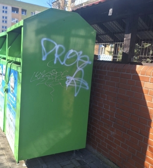 uszkodzony chodnik i pojemnik na śmieci; policjanci podczas patrolów