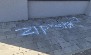 uszkodzony chodnik i pojemnik na śmieci; policjanci podczas patrolów