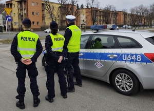 uszkodzony chodnik i pojemnik na śmieci; policjanci podczas patrolów
