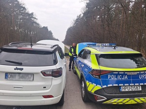 radiowóz obok samochodu osobowego