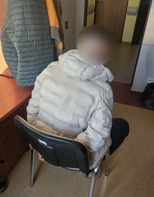 policjanci z zatrzymanym