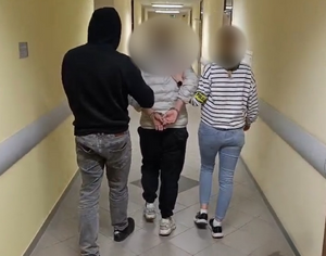 policjanci z zatrzymanym