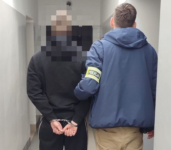 policjant z zatrzymanym