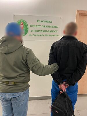 policjant z zatrzymanym