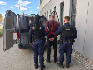 policjanci z zatrzymanym