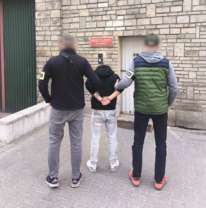 policjanci z zatrzymanymi