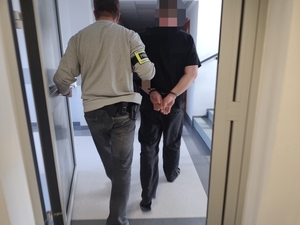 policjant z zatrzymanym