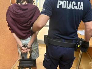 policjant z zatrzymaną