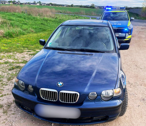 bmw za nim stoi radiowóz