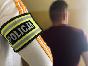 uszkodzone ambony; policjant z zatrzymanym