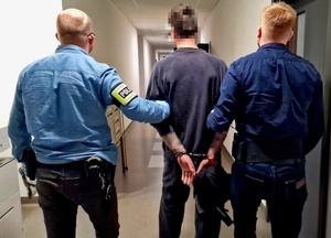 policjanci z zatrzymanym