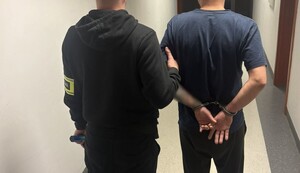 policjant z zatrzymanym