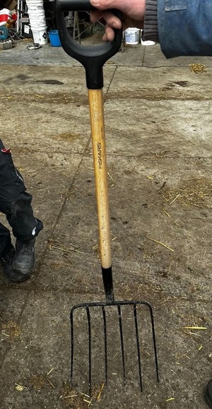 policjanci z zatrzymanym; odzyskany towar