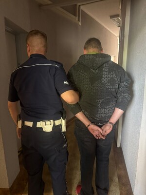 policjant z zatrzymanym