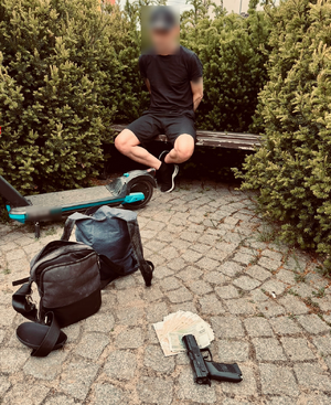 policjunci z zatrzymanymi