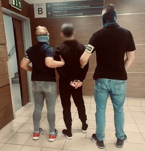 policjunci z zatrzymanymi