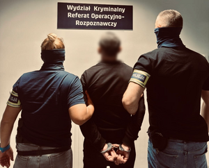 policjunci z zatrzymanymi