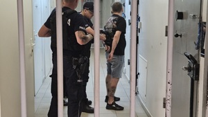 policjanci z zatrzymanym
