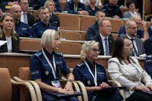 Prelegenci i uczestnicy Konferencji naukowo-dydaktycznej pn. „Interwencje wobec osób z zaburzeniami psychicznymi i niestandardowym zachowaniem – współczesne wyzwania”, która w dniach 16-17.06.2026 r. odbyła się w Ośrodku Szkolenia Policji w Poznaniu z. s. w Gnieźnie.