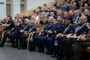 Prelegenci i uczestnicy Konferencji naukowo-dydaktycznej pn. „Interwencje wobec osób z zaburzeniami psychicznymi i niestandardowym zachowaniem – współczesne wyzwania”, która w dniach 16-17.06.2026 r. odbyła się w Ośrodku Szkolenia Policji w Poznaniu z. s. w Gnieźnie.