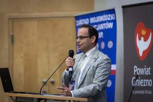 Prelegenci i uczestnicy Konferencji naukowo-dydaktycznej pn. „Interwencje wobec osób z zaburzeniami psychicznymi i niestandardowym zachowaniem – współczesne wyzwania”, która w dniach 16-17.06.2026 r. odbyła się w Ośrodku Szkolenia Policji w Poznaniu z. s. w Gnieźnie.