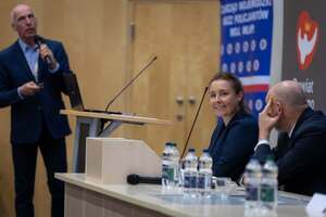 Prelegenci i uczestnicy Konferencji naukowo-dydaktycznej pn. „Interwencje wobec osób z zaburzeniami psychicznymi i niestandardowym zachowaniem – współczesne wyzwania”, która w dniach 16-17.06.2026 r. odbyła się w Ośrodku Szkolenia Policji w Poznaniu z. s. w Gnieźnie.