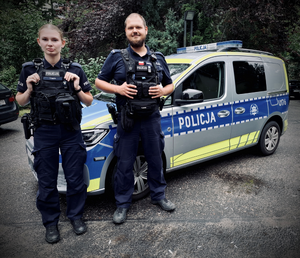 policjanci przy radiowozie