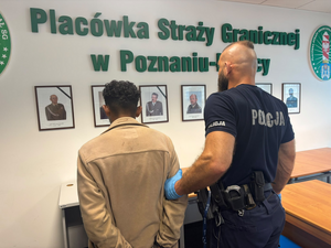 policjant z zatrzymanym