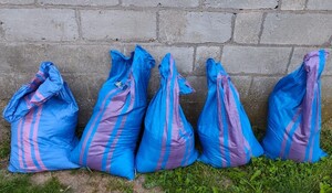 policjanci z zatrzymanym; zabezpieczony towar