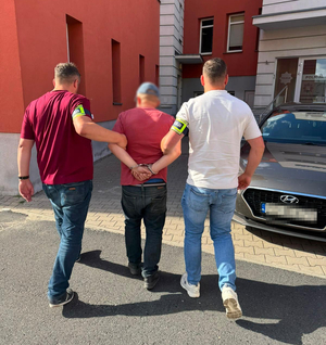 policjanci z zatrzymanym; zabezpieczony towar