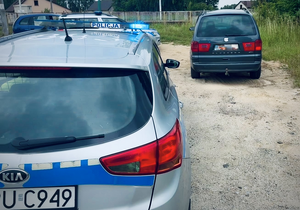 samochód a za nim radiowóz