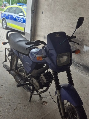 motorower, w tle radiowóz