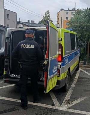 policjant przy radiowozie