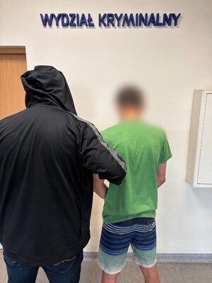 policjant z zatrzymanym